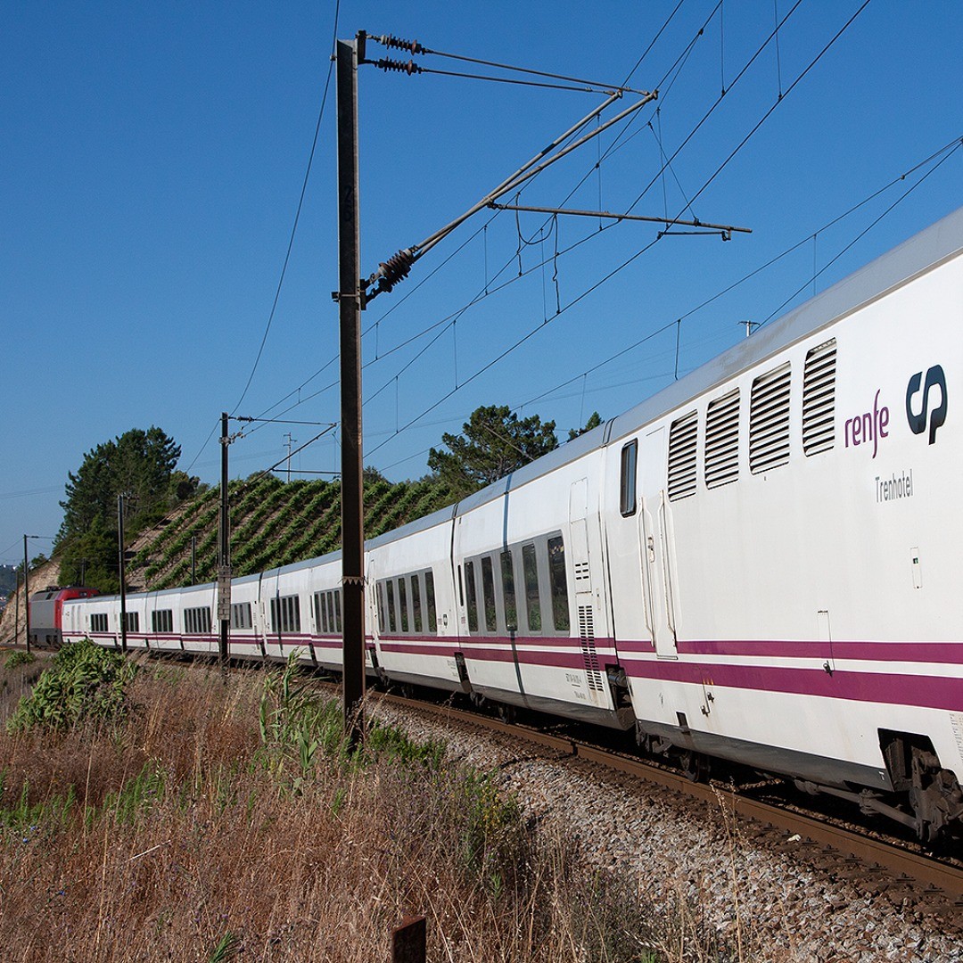We're happy to have our first guest post on Trains for Europe - João Cunha explains how to reintroduce the Sud Express, and sent us this picture of it! https://trainsforeurope.eu/the-future-of-night-trains-in-iberia/ #sudexpress #renfe #portugal #spain #lisboa #hendaye